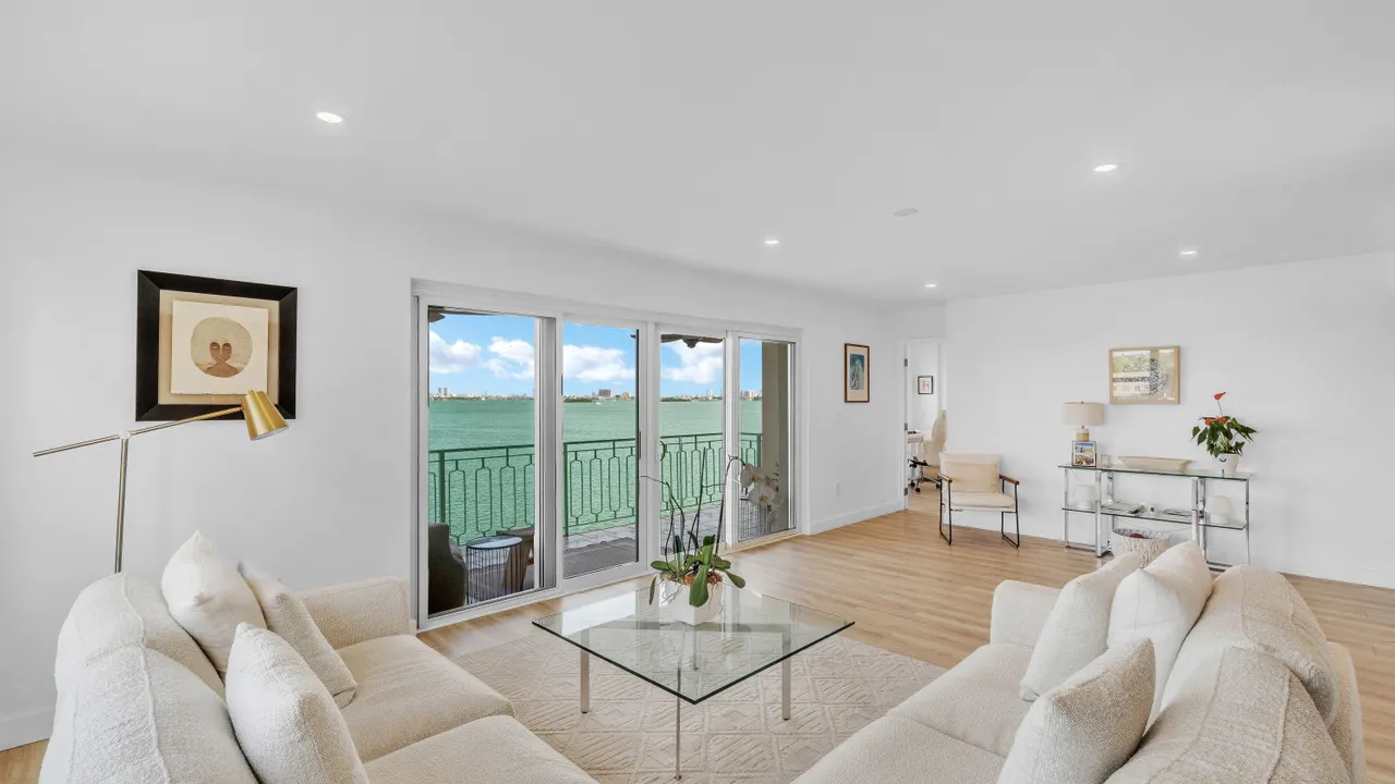 11111 Biscayne Blvd, Miami, FL 33181